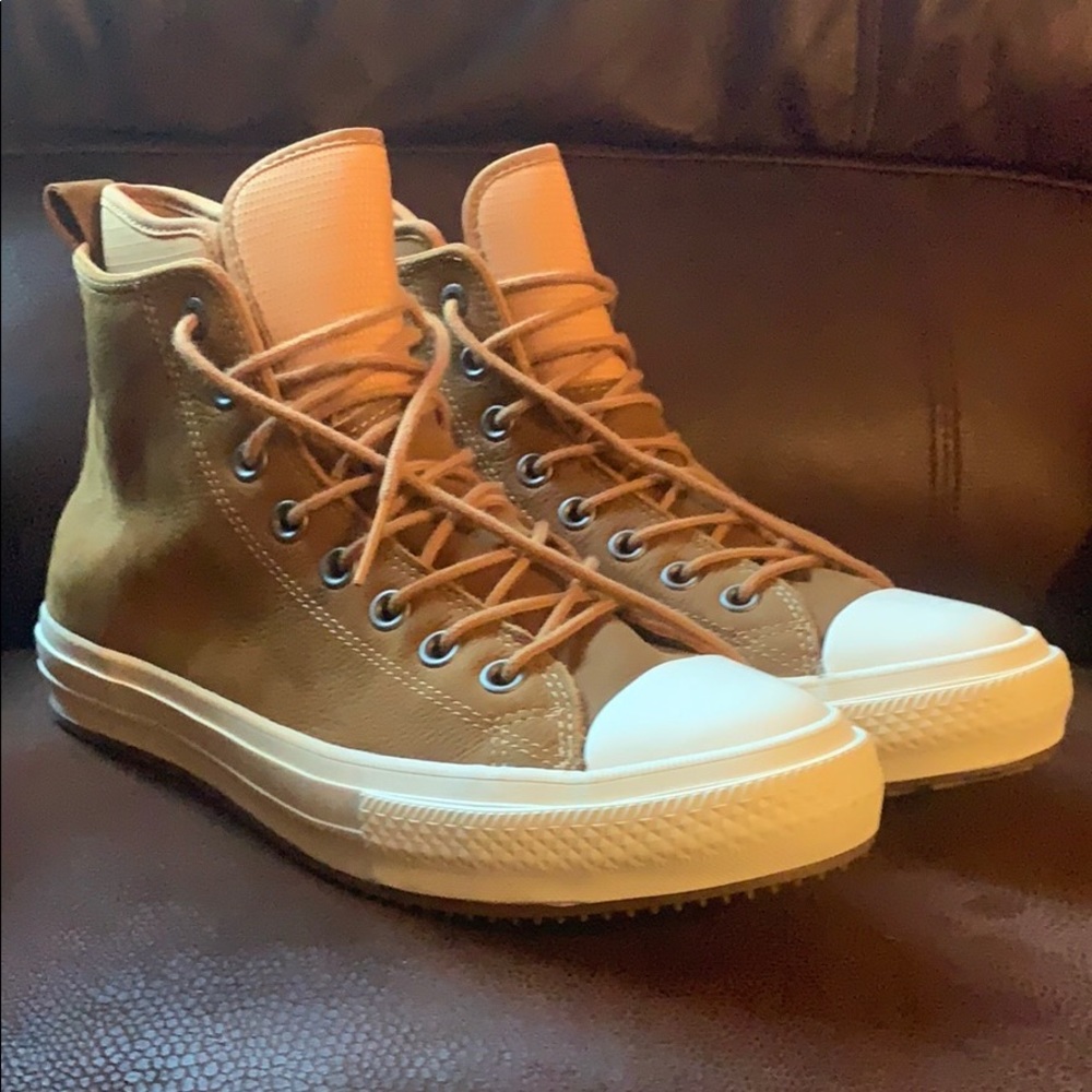 Unisex brown leather Hi-top Converse.